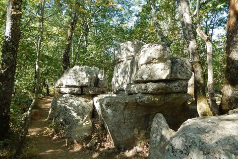 Rochers calcaires au bord du sentier dans le bois de Païolive