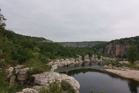 L'Ardèche au pied des falaises du cirque de Gens