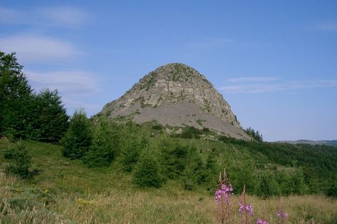 Le cône du mont Gerbier de Jonc au-dessus des prairies