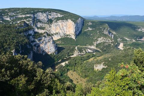 Les gorges de l'Ardèche vues d'en haut avec la rivière en méandre