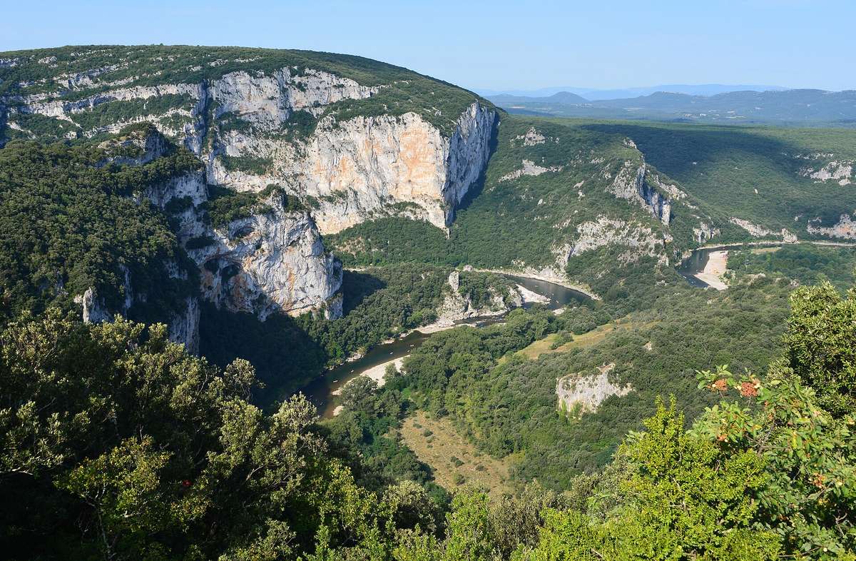 Les gorges de l'Ardèche vues d'en haut avec la rivière en méandre