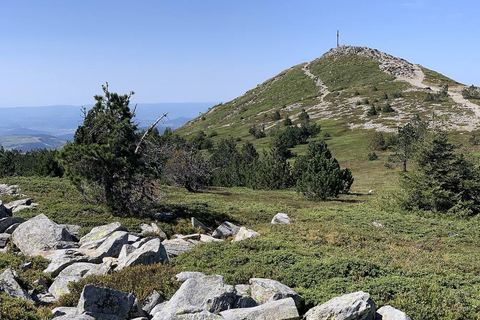 Le sommet nord du mont Mézenc vu depuis le sommet sud