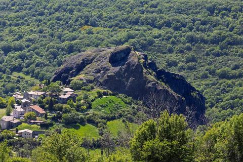 Le neck de Sceautres, dôme de basalte au-dessus du village
