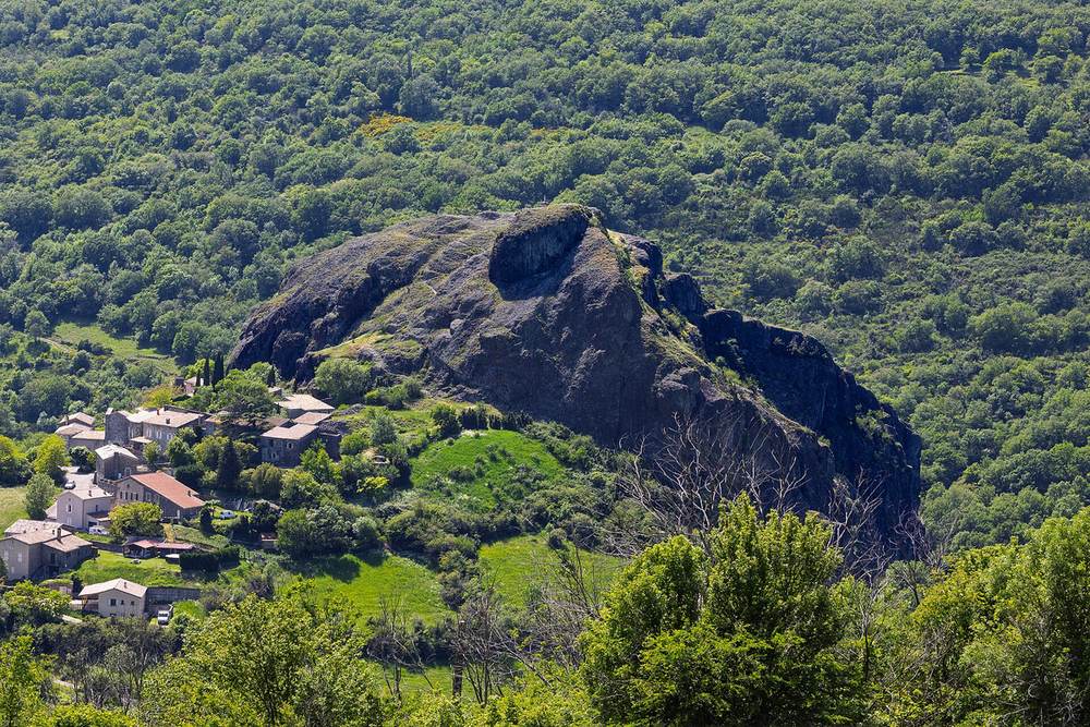 Le neck de Sceautres, dôme de basalte au-dessus du village