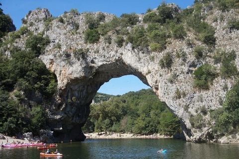 Le Pont d'Arc enjambant l'Ardèche avec des canoës dessous