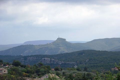 Le rocher de Sampzon vu depuis les grads de Joyeuse