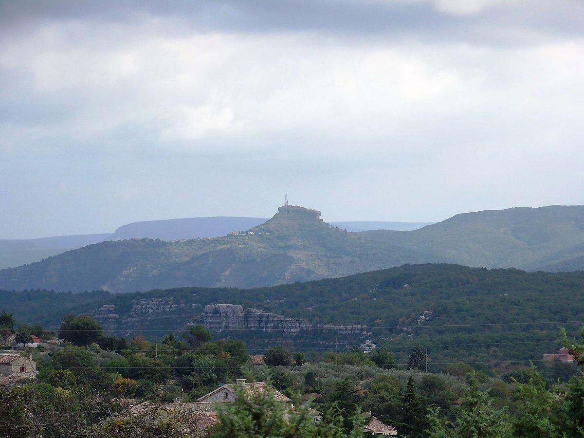 Le rocher de Sampzon vu depuis les grads de Joyeuse