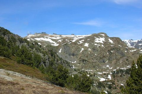 Le sommet de la Croix de Chamrousse vu depuis les pentes en contrebas