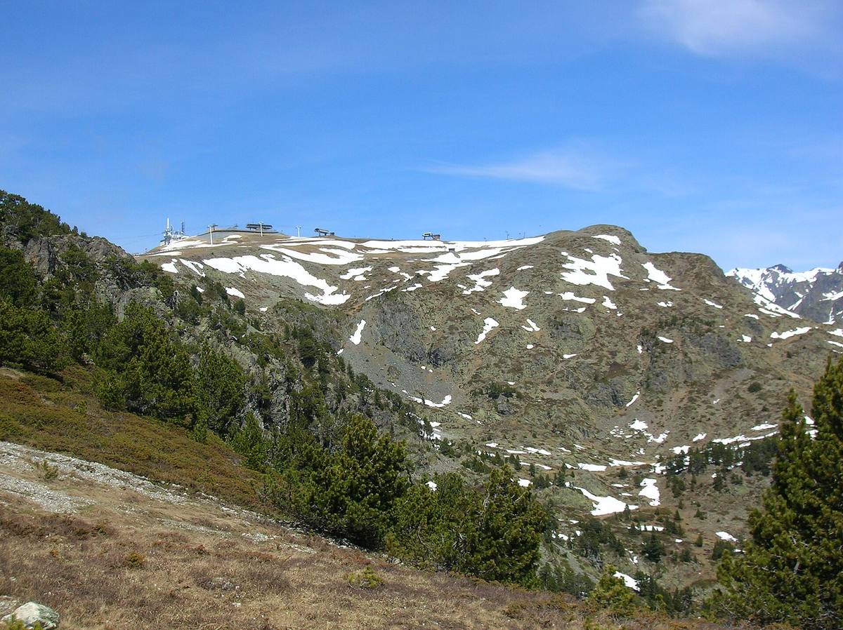 Le sommet de la Croix de Chamrousse vu depuis les pentes en contrebas