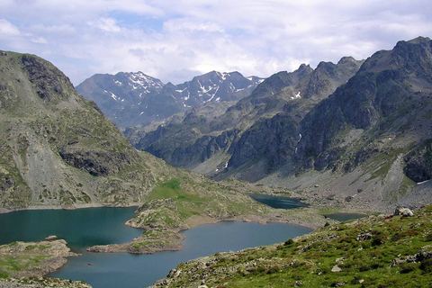 Les lacs Robert vus d'en haut, avec la chaîne de Belledonne derrière