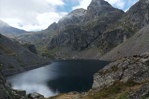 Le lac du Crozet et la Roche Fendue, dans le massif de Belledonne