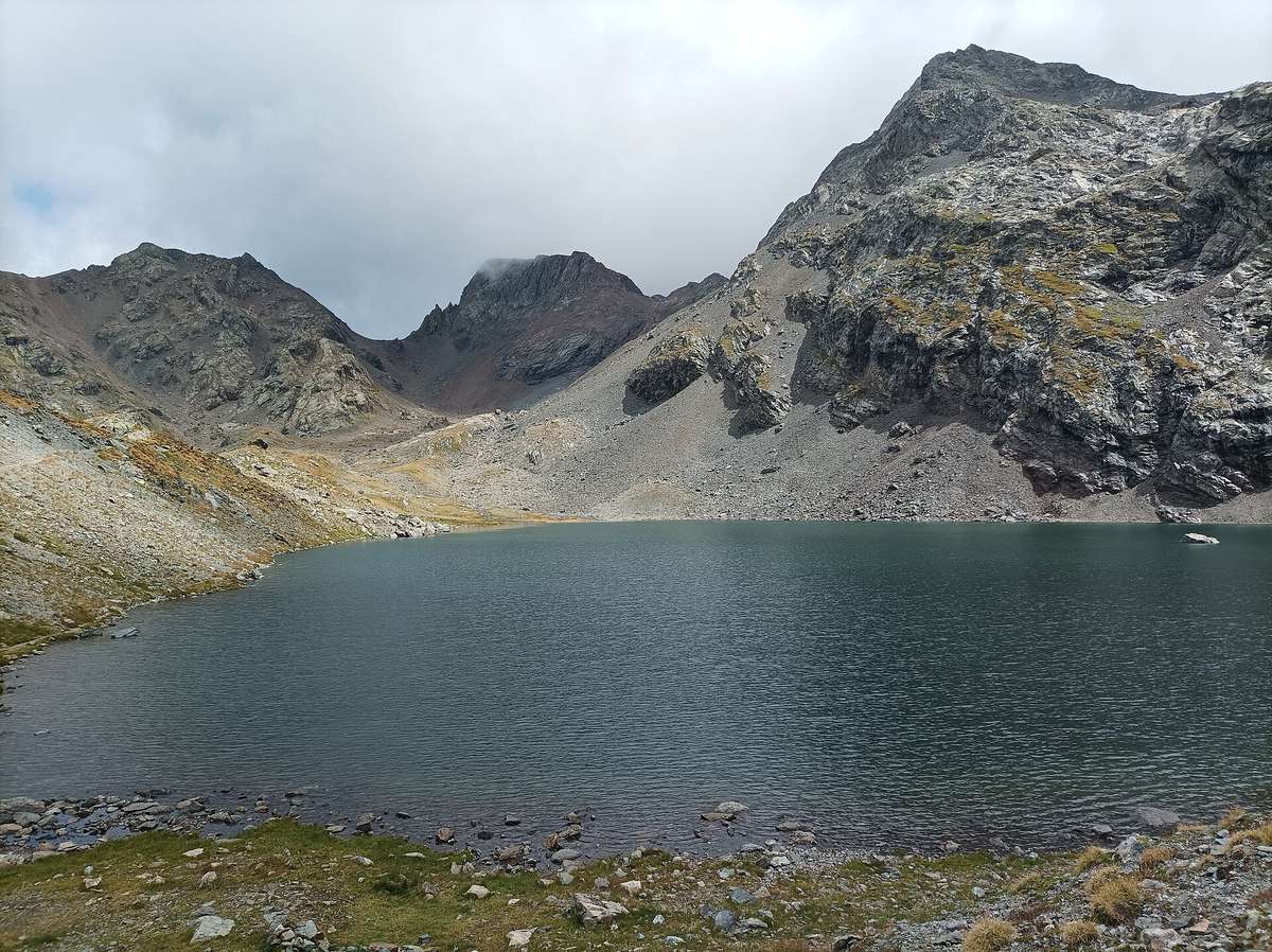 Le lac du Grand Doménon sous le pic Couttet et le pic du Grand Doménon