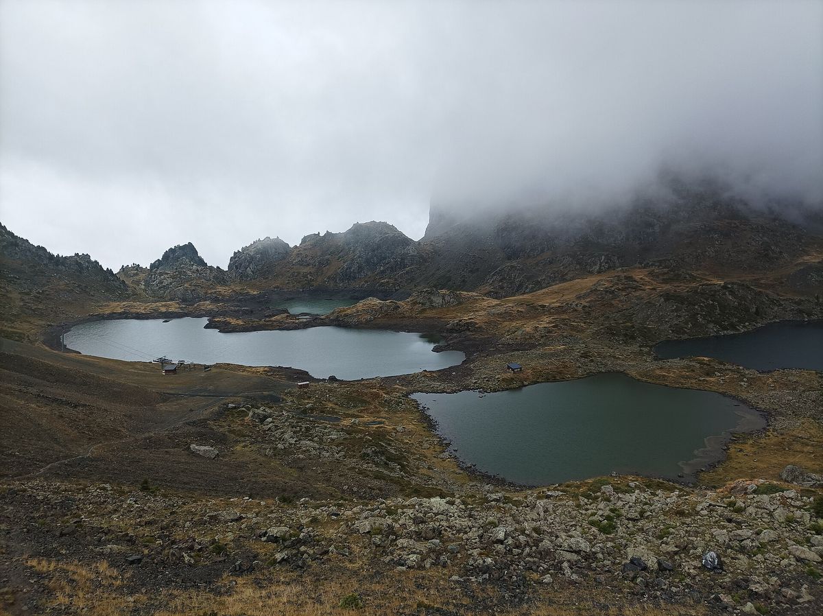Les lacs Robert vus depuis la montée vers le col des Lessines