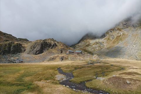 Le refuge de la Pra et sa bergerie au milieu de la prairie d'altitude