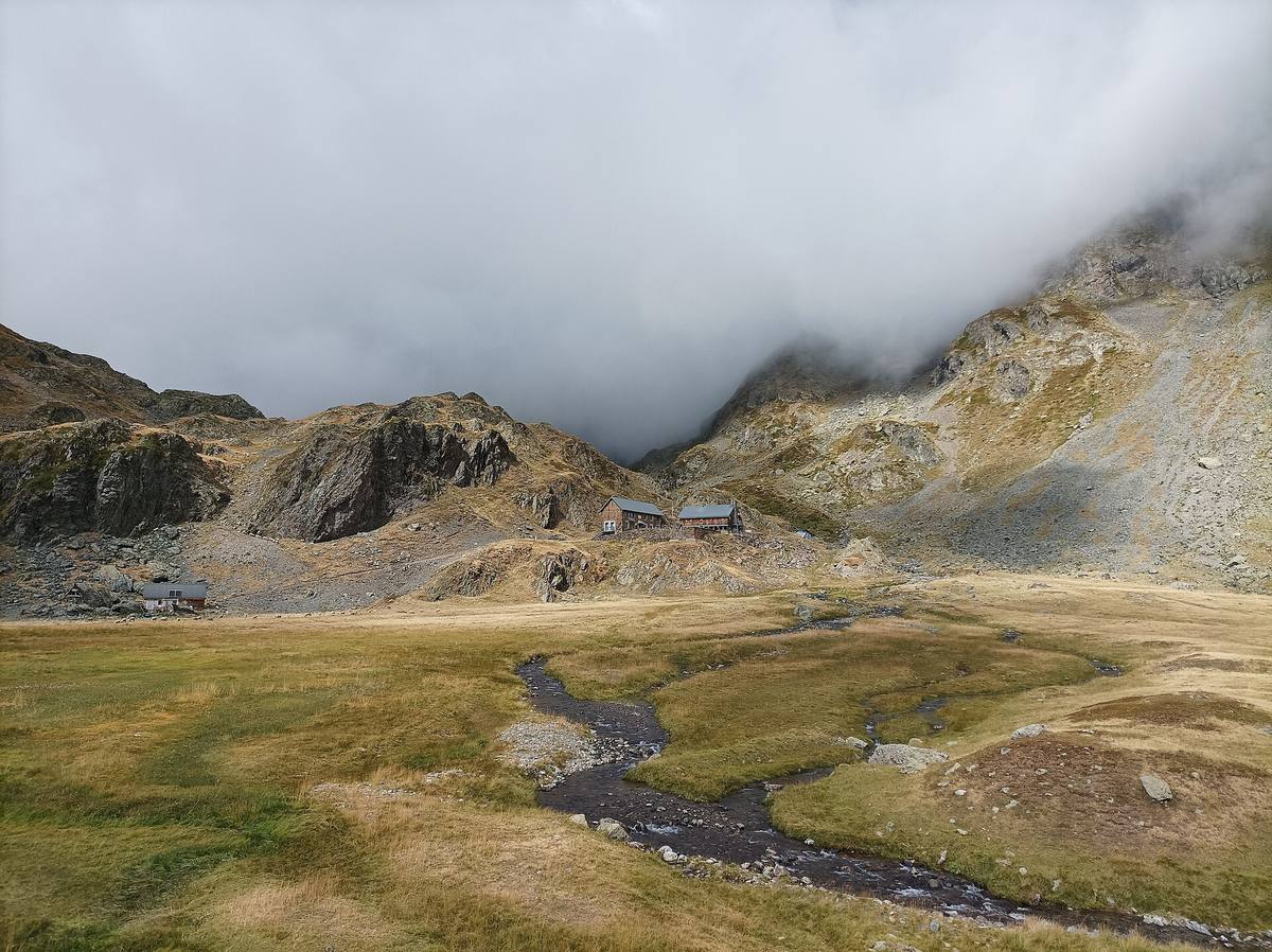 Le refuge de la Pra et sa bergerie au milieu de la prairie d'altitude