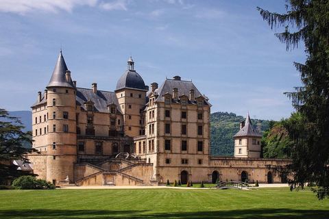 Le château de Vizille et sa pièce d'eau, dans le parc