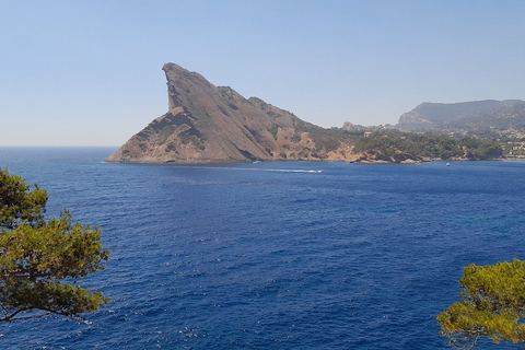 Le Bec de l'Aigle dressé au-dessus de la mer à La Ciotat