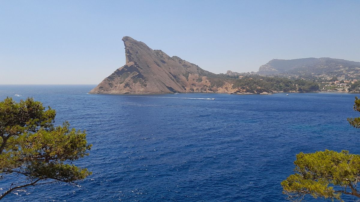 Le Bec de l'Aigle dressé au-dessus de la mer à La Ciotat