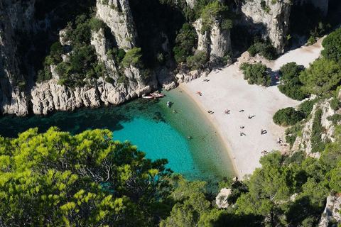 La plage de la calanque d'En-Vau vue depuis le sentier au-dessus