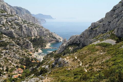 La calanque de Morgiou et son petit port vus depuis le sentier