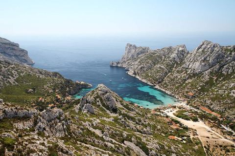 La calanque de Sormiou vue d'en haut avec ses cabanons et sa plage
