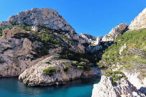 La calanque de Sugiton et son eau bleue entre les falaises