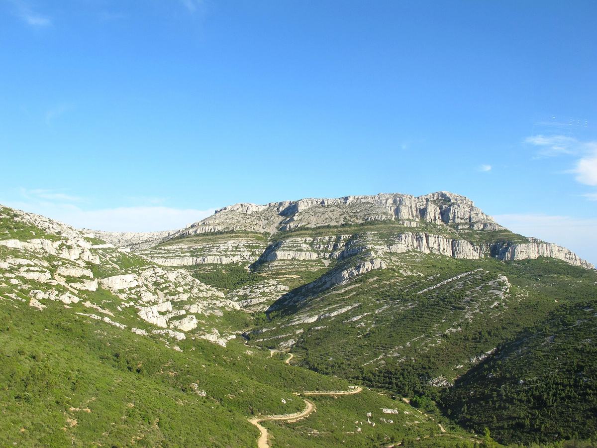 Le mont Puget et sa barre calcaire au-dessus de la garrigue
