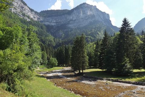 Le cirque de Saint-Même, ses falaises et la prairie du Guiers Vif