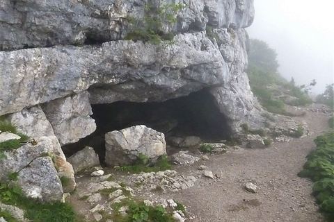 L'entrée du Trou du Glaz, une grotte au bord du sentier de la Dent de Crolles