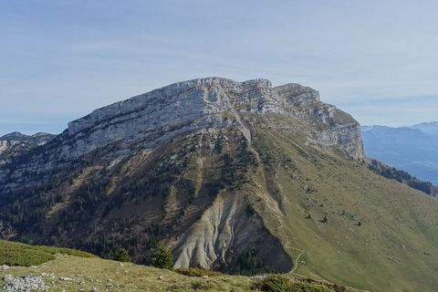 La Dent de Crolles vue depuis Pravouta, avec ses falaises et ses pentes herbeuses