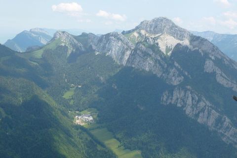 Le Grand Som vu depuis le Charmant Som, avec le monastère de la Grande Chartreuse au fond de la vallée