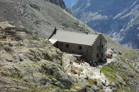 Le refuge du Glacier Blanc, en pierre, sur son promontoire rocheux