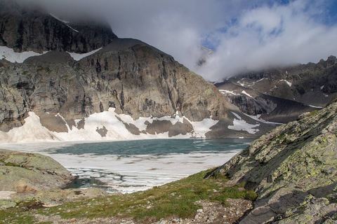 Le lac de l'Eychauda encore en partie gelé fin juin, sous ses parois