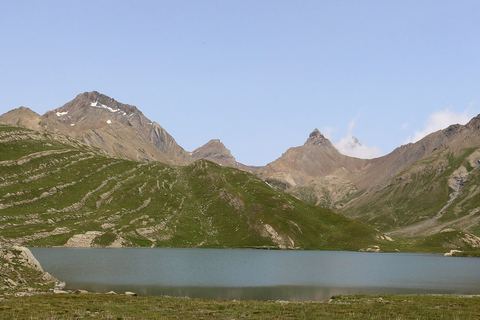 Le lac du Goléon et, derrière, l'aiguille du Goléon et les aiguilles de la Saussaz
