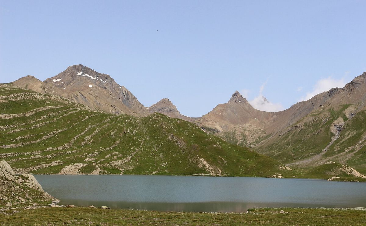 Le lac du Goléon et, derrière, l'aiguille du Goléon et les aiguilles de la Saussaz
