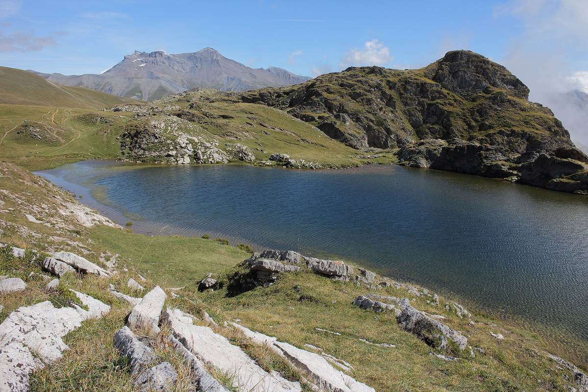 Le lac Lérié sur le plateau d'Emparis, avec la Meije en reflet