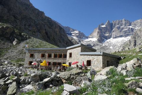 Le refuge du Châtelleret avec la face sud de la Meije derrière