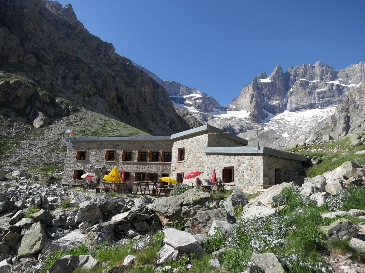 Le refuge du Châtelleret avec la face sud de la Meije derrière