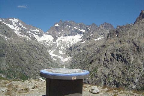 La table d'orientation de la Tête de la Maye face à la Meije