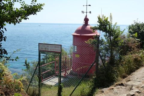 Le feu rouge de la pointe de la Croix face à la mer