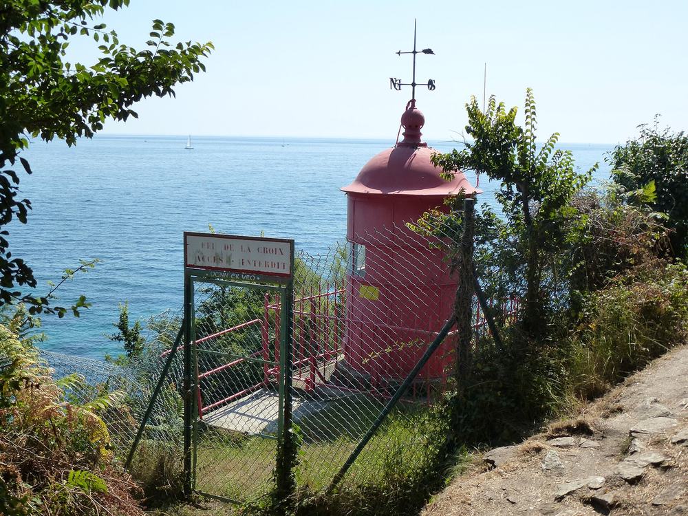Le feu rouge de la pointe de la Croix face à la mer
