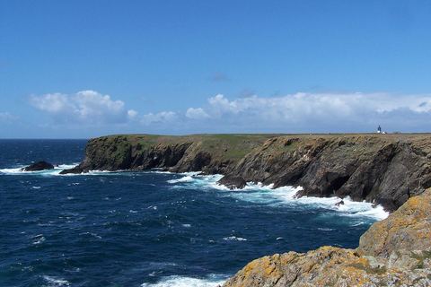 Falaises et vagues de la baie de Vein Hoal sur l'île de Groix