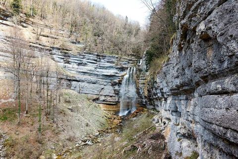 Le Grand Saut des cascades du Hérisson et le sentier sous la falaise