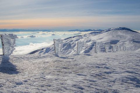 La crête du Colomby de Gex sous la neige avec la mer de nuages et les Alpes au loin