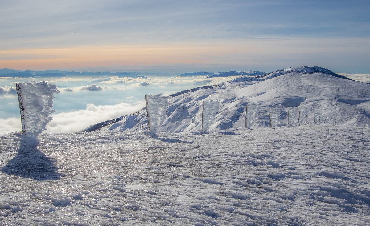 La crête du Colomby de Gex sous la neige avec la mer de nuages et les Alpes au loin