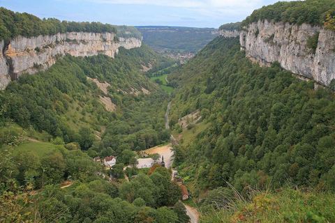 La reculée de Baume-les-Messieurs vue d'en haut avec le village au fond