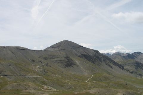 La cime de la Bonette et la boucle de route qui en fait le tour, vues du nord