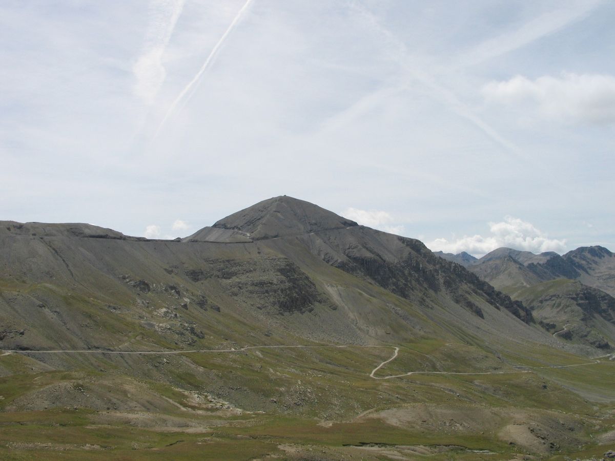 La cime de la Bonette et la boucle de route qui en fait le tour, vues du nord