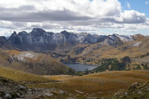 Le lac d'Allos vu depuis les pentes du mont Pelat, entouré de crêtes