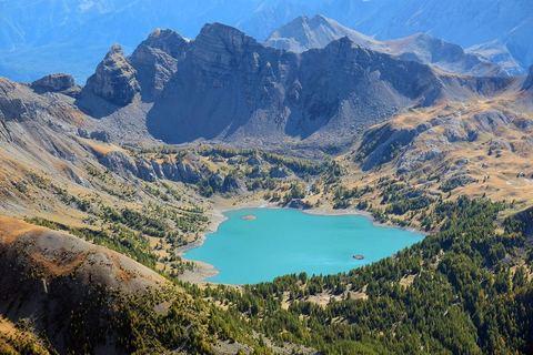 Le lac d'Allos et son cirque vus depuis le sommet du mont Pelat